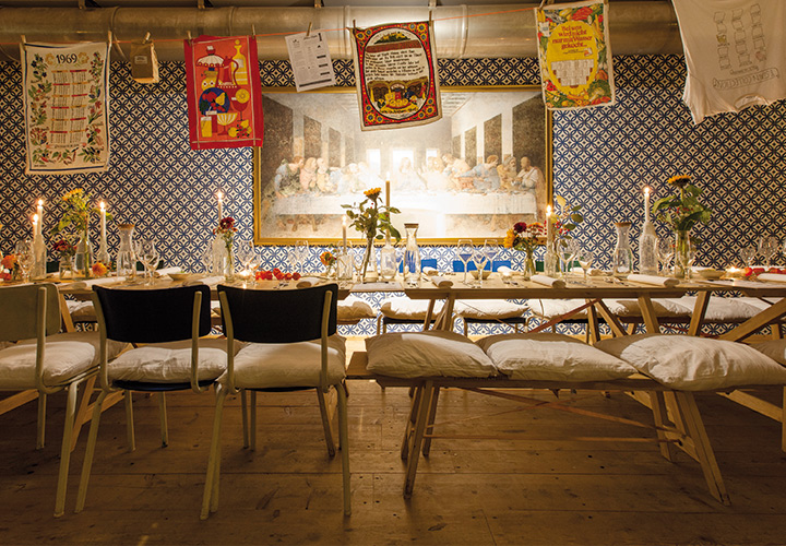Lange Tafel im Waschsalon