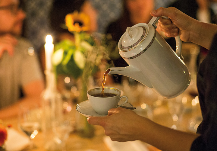 Kaffee eingießen