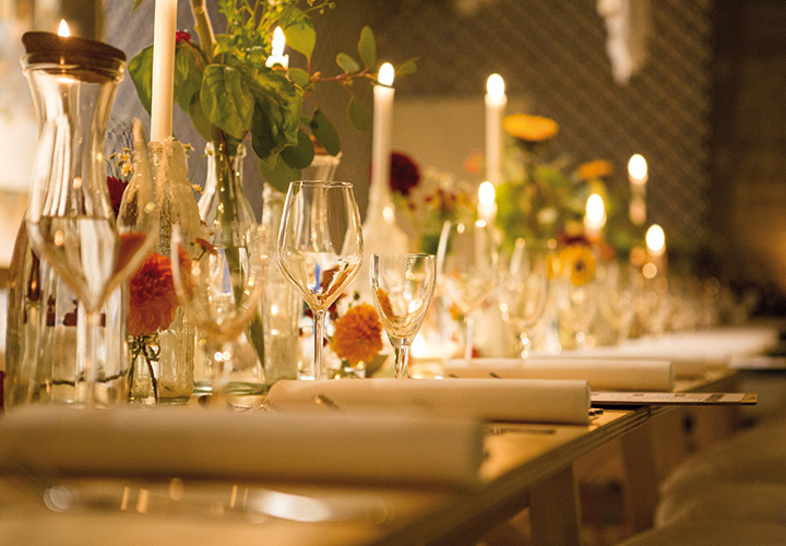 Lange Tafel in Nahaufnahme